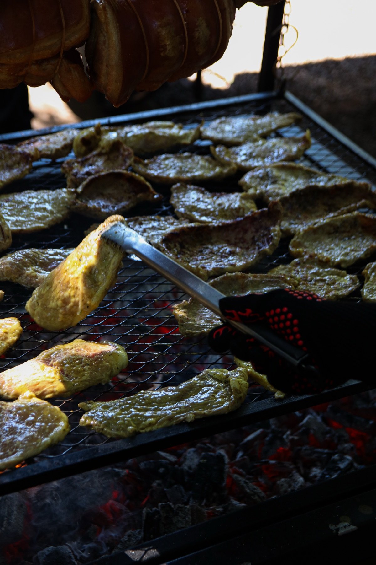 Legumes grelhando na brasa com pegador